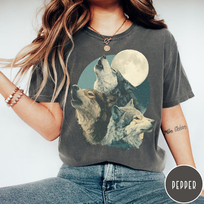 Comfort Colors tee in Pepper featuring vintage style graphic of three howling wolves under a full moon