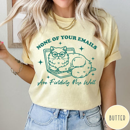 Comfort Colors tee in Butter featuring line art graphic of a grumpy cat wearing glasses on a laptop