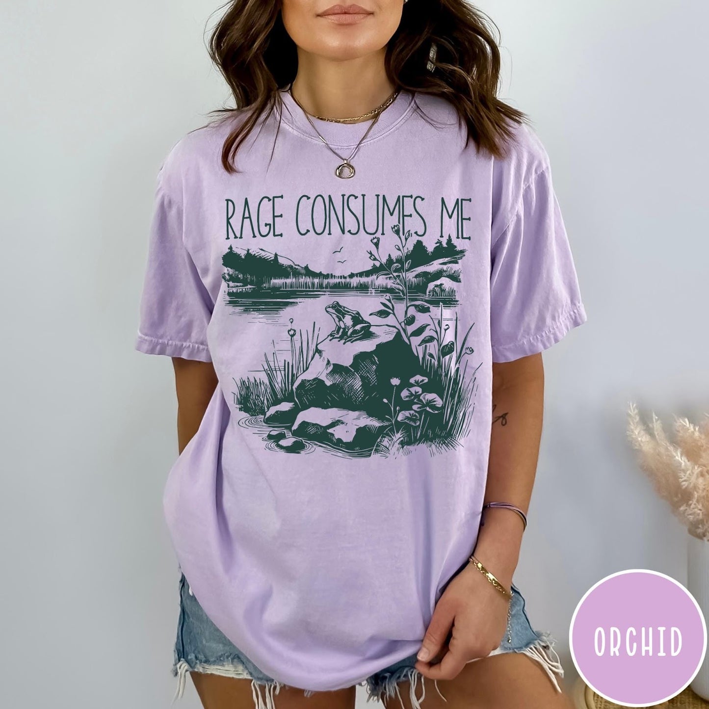 Comfort Colors tee in Orchid featuring screen printed nature graphic with a frog sitting on a rock