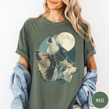 Comfort Colors tee in Moss featuring vintage style graphic of three howling wolves under a full moon