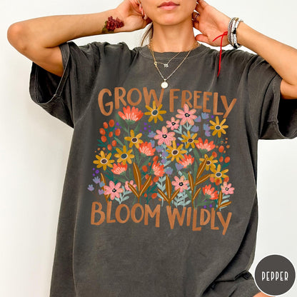 Comfort Colors tee in Pepper featuring wildflower design with text Grow Freely Bloom Wildly in earthy tones