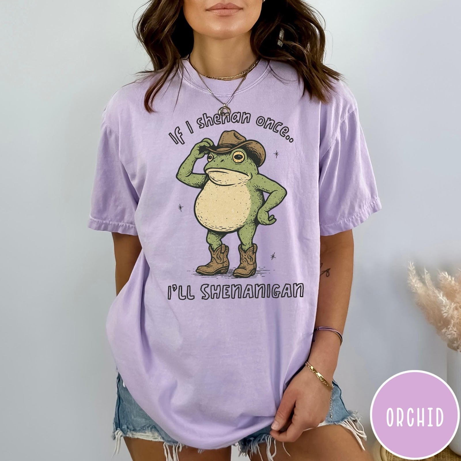 Comfort Colors tee in Orchid featuring western style graphic of a frog wearing a cowboy hat and boots